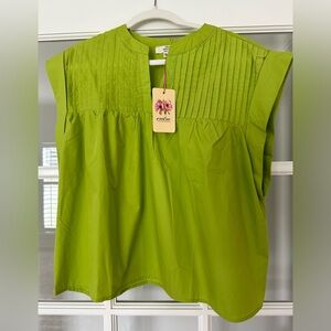 Adorable new with tags Entro top.